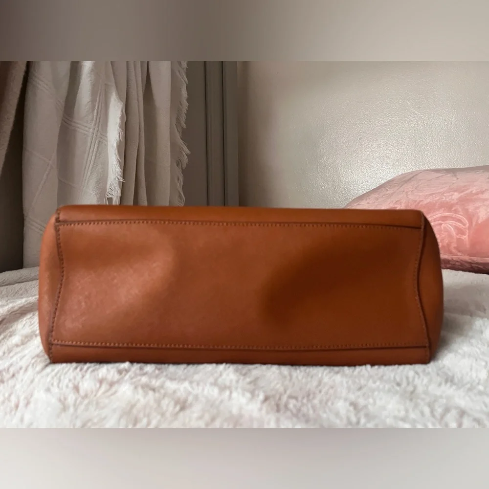 ✨Tory Burch York Tote✨ - Picture 3 of 16